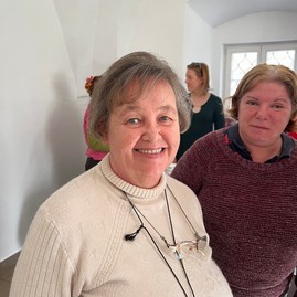 Zväčšiť fotografiu - Klientky domova sociálnych služieb zažili deň plný krásy a výnimočnosti - 