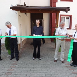 Komplexná rekonštrukcia  css nádej  v dolnom lieskove - 1. Pásku slávnostne prestrihol predseda TSK MUDr. Pavol Sedláček spolu s generálnym riaditeľom a. s. TEXO PARTNER Ing. Stanislavom Petrovským za asistencie klientov zariadenia
