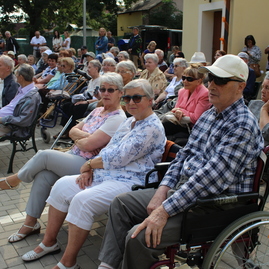 Koniec pracovného týždňa sa v zariadeniach sociálnych služieb v trenčianskom kraji niesol v duchu osláv a stretnutí s rodinami - IMG_2656