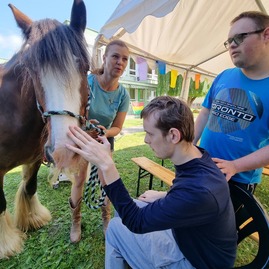 Zväčšiť fotografiu - Modrou farbou si pripomíname svetový deň povedomia o autizme