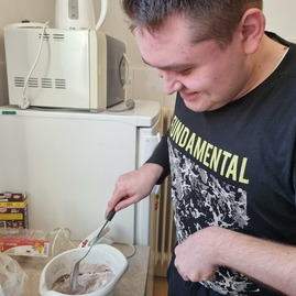 Zväčšiť fotografiu - Modrou farbou si pripomíname svetový deň povedomia o autizme