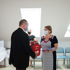 Zväčšiť fotografiu - Obdarovali sme všetky župné zariadenia sociálnych služieb - CSS AVE DCA_odovzdanie AED a tablet_mini (13)