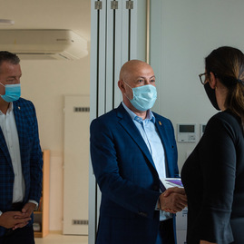 Zväčšiť fotografiu - Obdarovali sme všetky župné zariadenia sociálnych služieb - CSS AVE DCA_odovzdanie AED a tablet_mini (16)