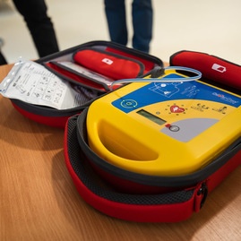 Zväčšiť fotografiu - Obdarovali sme všetky župné zariadenia sociálnych služieb - CSS AVE DCA_odovzdanie AED a tablet_mini (25)