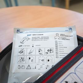 Zväčšiť fotografiu - Obdarovali sme všetky župné zariadenia sociálnych služieb - CSS AVE DCA_odovzdanie AED a tablet_mini (27)