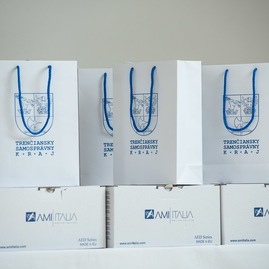 Zväčšiť fotografiu - Obdarovali sme všetky župné zariadenia sociálnych služieb - CSS AVE DCA_odovzdanie AED a tablet_mini (7)