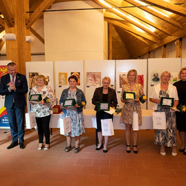 Zväčšiť fotografiu - Ocenenia za svoju prácu si prevzali aj pracovníci v sociálnych službách - 20220524_TSK_socialne_sluzby_085w