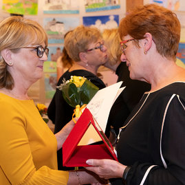 Zväčšiť fotografiu - Ocenenia za svoju prácu si prevzali aj pracovníci v sociálnych službách - 20220524_TSK_socialne_sluzby_091w