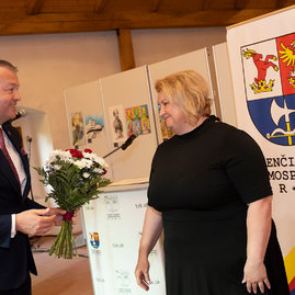 Zväčšiť fotografiu - Ocenenia za svoju prácu si prevzali aj pracovníci v sociálnych službách - 20220524_TSK_socialne_sluzby_103w