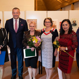 Zväčšiť fotografiu - Ocenenia za svoju prácu si prevzali aj pracovníci v sociálnych službách - 20220524_TSK_socialne_sluzby_130w