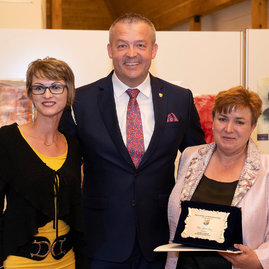 Zväčšiť fotografiu - Ocenenia za svoju prácu si prevzali aj pracovníci v sociálnych službách - 20220524_TSK_socialne_sluzby_133w
