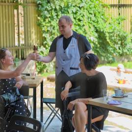 Zväčšiť fotografiu - Pestré leto zažívajú klienti v zariadení v adamovských kochanovciach - 209783765_10158421757208196_1411917332332739431_n