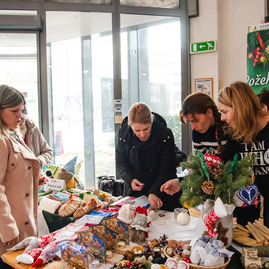 Zväčšiť fotografiu - Pozývame vás na vianočné trhovisko plné vôní a drobnôstok - TSK_viantrhy_pondelok_mini (2 of 50)