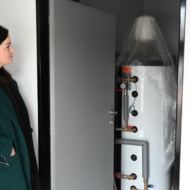 Zväčšiť fotografiu - Prvý domček v chocholnej-velčiciach je tesne pred dokončením