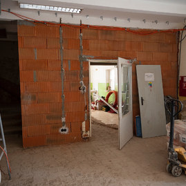 Zväčšiť fotografiu - Rekonštrukcia budovy centra sociálnych služieb ave pokračuje podľa plánu - 20200807_DCA_CSS_004w
