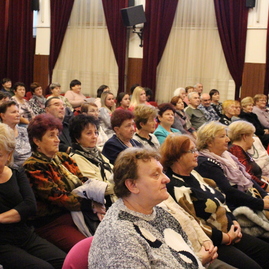 Seniorov mesta nováky potešili svojim originálnym vystúpením deti z materskej školy - IMG_5311
