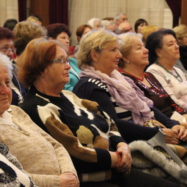 Seniorov mesta nováky potešili svojim originálnym vystúpením deti z materskej školy - IMG_5330
