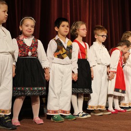 Seniorov mesta nováky potešili svojim originálnym vystúpením deti z materskej školy - IMG_5346