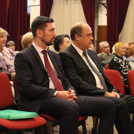 Seniorov mesta nováky potešili svojim originálnym vystúpením deti z materskej školy - IMG_5397