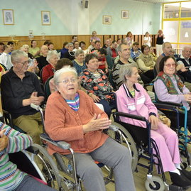 Seniorov v css - jesienka  a css - juh potešil svojím hlasom operný spevák ivan ožvát - rsz_dsc_0690