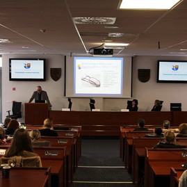 Takmer stovku odborných zamestnancov zariadení sociálnych služieb a špeciálnych škôl prilákal seminár na tému „autizmus“ - IMG_7484