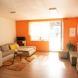 Zväčšiť fotografiu - Trenčiansky župan rokoval online s riaditeľmi zariadení sociálnych služieb - CSS - DOMINO Prievidza - zmodernizovaná budova, autistické centrum.