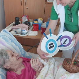 Zväčšiť fotografiu - V centrách sociálnych služieb využívajú terapeutický účinok psov i hier