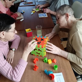 Zväčšiť fotografiu - V centrách sociálnych služieb využívajú terapeutický účinok psov i hier