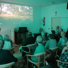 Zväčšiť fotografiu - V css – domov javorina si uctili starších, klienti navštívili aj veľkú javorinu - Kino