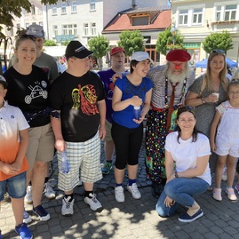 Zväčšiť fotografiu - V dss - adamovské kochanovce sa klienti nenudia - klaun 5