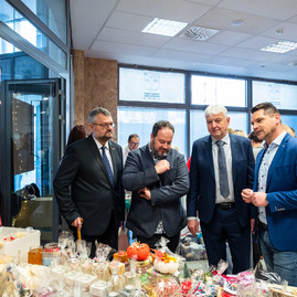 Zväčšiť fotografiu - Vianočné srdce trenčianskej župy otvorilo svoje brány - TSK_vianočné srdce_2024_mini (82 of 133)