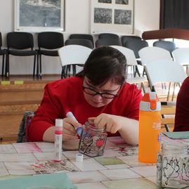 Vlastivedné múzeum v považskej bystrici pomáhalo znevýhodneným skupinám obyvateľstva - maľovanie na sklo II.