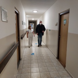 Zväčšiť fotografiu - Z vianočných darčekov od župných zamestnancov sa tešili seniori aj deti - 20211216_090413