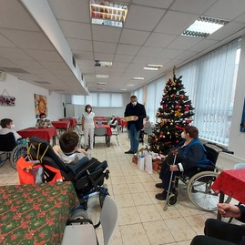 Zväčšiť fotografiu - Z vianočných darčekov od župných zamestnancov sa tešili seniori aj deti - 20211216_090800