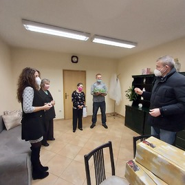 Zväčšiť fotografiu - Z vianočných darčekov od župných zamestnancov sa tešili seniori aj deti - 20211216_100302