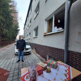 Zväčšiť fotografiu - Z vianočných darčekov od župných zamestnancov sa tešili seniori aj deti - 20211216_102340
