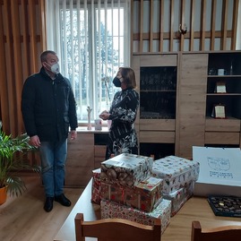 Zväčšiť fotografiu - Z vianočných darčekov od župných zamestnancov sa tešili seniori aj deti - 20211216_105031