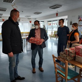 Zväčšiť fotografiu - Z vianočných darčekov od župných zamestnancov sa tešili seniori aj deti - 20211216_112345