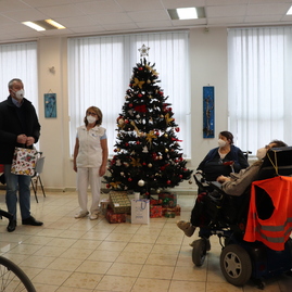 Zväčšiť fotografiu - Z vianočných darčekov od župných zamestnancov sa tešili seniori aj deti - IMG_4613