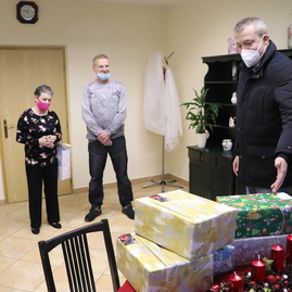 Zväčšiť fotografiu - Z vianočných darčekov od župných zamestnancov sa tešili seniori aj deti - IMG_4684