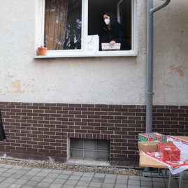 Zväčšiť fotografiu - Z vianočných darčekov od župných zamestnancov sa tešili seniori aj deti - IMG_4728