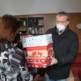 Zväčšiť fotografiu - Z vianočných darčekov od župných zamestnancov sa tešili seniori aj deti - IMG_4741