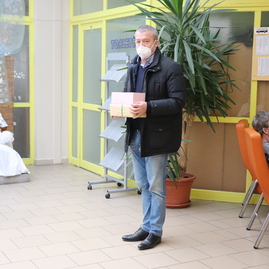Zväčšiť fotografiu - Z vianočných darčekov od župných zamestnancov sa tešili seniori aj deti - IMG_4800