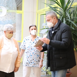 Zväčšiť fotografiu - Z vianočných darčekov od župných zamestnancov sa tešili seniori aj deti - IMG_4813