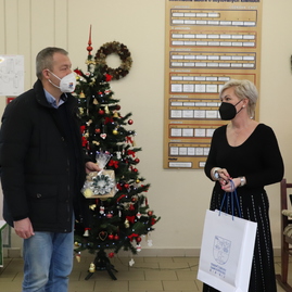 Zväčšiť fotografiu - Z vianočných darčekov od župných zamestnancov sa tešili seniori aj deti - IMG_4818