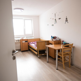 Zväčšiť fotografiu - Župa komplexne zrekonštruovala domov sociálnych služieb v nosiciach - DSS Púchov Nosice_strih pásky_prístavba_mini (20)
