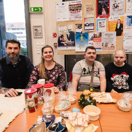Zväčšiť fotografiu - Župní zamestnanci rozdávajú radosť klientom zariadení sociálnych služieb - TSK_trhy_utorok_mini (12 of 34)