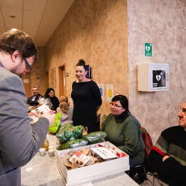 Zväčšiť fotografiu - Župní zamestnanci rozdávajú radosť klientom zariadení sociálnych služieb - TSK_trhy_utorok_mini (1 of 34)