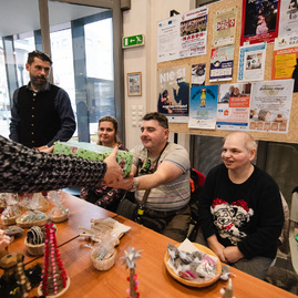 Zväčšiť fotografiu - Župní zamestnanci rozdávajú radosť klientom zariadení sociálnych služieb - TSK_trhy_utorok_mini (21 of 34)