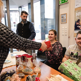 Zväčšiť fotografiu - Župní zamestnanci rozdávajú radosť klientom zariadení sociálnych služieb - TSK_trhy_utorok_mini (22 of 34)